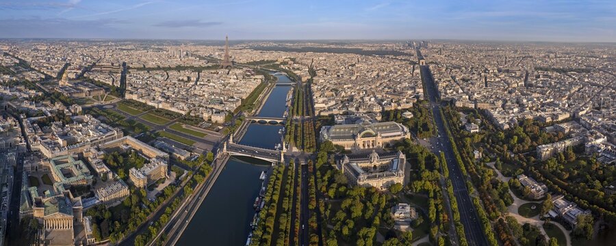 FRANCE. PARIS 75. AERIAL VIEW OF WEST PARIS, WITH THE SEINE, GRAND PALAIS, PETIT PALAIS AND AVENUE DES CHAMPS-ELYSEES.