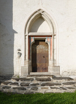 S&uuml;dseitiges verst&auml;btes Spitzbogenportal mit schulterbogigen Sturz und hohem Tympanonfeld der Filialkirche und Wallfahrtskirche St. Johann am Kirchberg . Maria Lankowitz 
