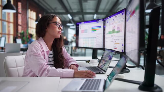 Young Hispanic Woman Manager Uses Scheduling Software