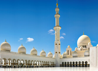 Obraz premium Grand White Mosque with Domes and Minaret Under Blue Sky in Abu Dhabi, UAE