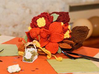 Bouquet de mariée en crochet posé sur une table de réception lors d’un mariage © Colombe Delons
