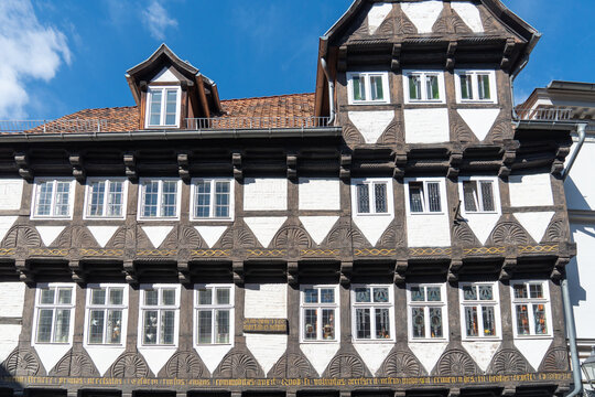 Historische Fachwerkh&auml;user in einer Altstadtgasse in Quedlinburg