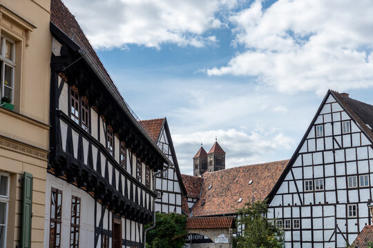Historische Fachwerkh&auml;user in einer Altstadtgasse in Quedlinburg