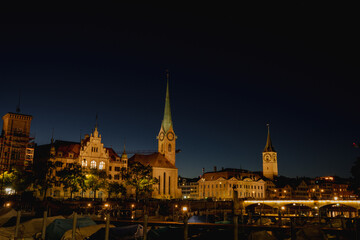Obraz premium Zurich Old Town skyline at twilight with Fraumünster Church and Limmat river, Switzerland
