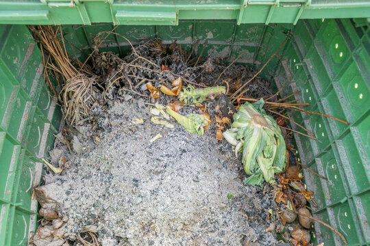Organische Abf&auml;lle in einem Gartenkomposter