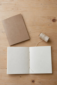 Carnet vierge en cours de reliure avec couverture et fil