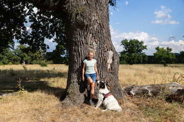Fototapeta premium woman hugging a huge tree