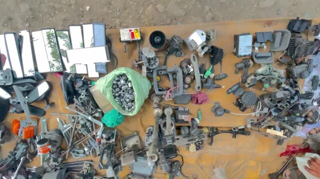Used Car Spare Parts, Headlights and Automotive Accessories in Auto Parts Market, headlights, side mirrors, body panels, plastic parts, and automotive accessories.