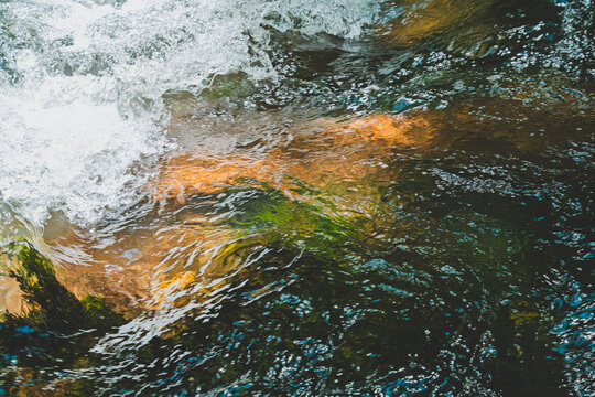 exture abstraite de l'eau en mouvement rapide dans un ruisseau naturel