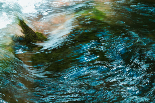 exture abstraite de l'eau en mouvement rapide dans un ruisseau naturel