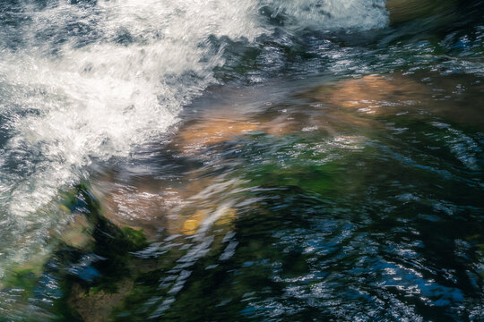 exture abstraite de l'eau en mouvement rapide dans un ruisseau naturel