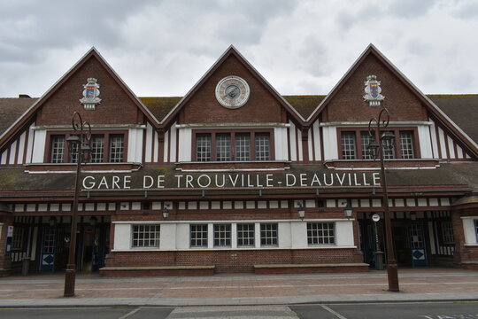 DEAUVILLE, FRANCE - 6 SEPTEMBRE 2026 : Fa&ccedil;ade principale de style n&eacute;o-normand en briques de la gare de Trouville - Deauville.