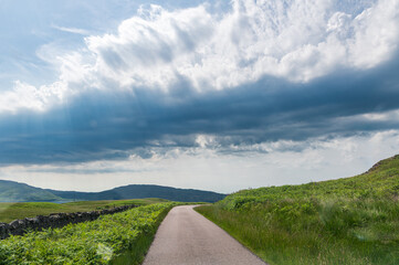 Nuage sombre et impressionnant au dessus de l'île de Jura en Ecosse