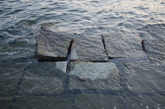 海の護岸石