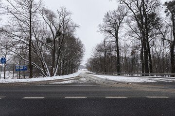 Panorama ulicy zimą, w śnieżny dzień o wieczornej porze w zachodniej Polsce © mbugajsky