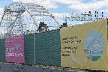 Obraz premium barrier fence with banner for the Ontario Line at Lower Don Bridge (September 2026), Toronto
