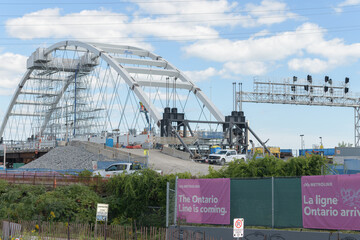 Obraz premium banner signage of Metrolinx Ontario Line Lower Don Bridge construction near the Don Yard, Toronto