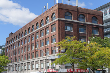 Obraz premium Toronto Manning Drug Mart (万宁药房) located at 260 Spadina Av in the heart of Chinatown (Cooper Cap Company Building, designed by Isadore Feldman, 1912-1913)