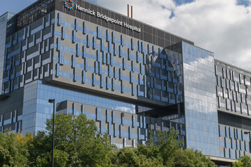 Obraz premium northwest facing elevation of Hennick Bridgepoint Hospital seen from Don Valley Trail, Toronto
