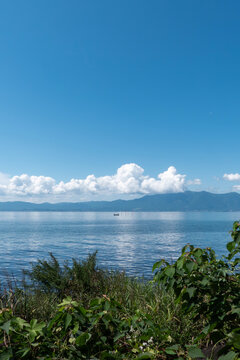 夏雲が残る秋の快晴の日　青い琵琶湖に浮かぶバスボート　滋賀県近江八幡市