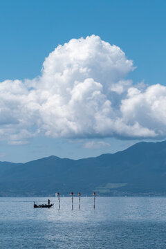 夏雲が残る秋の快晴の日　青い琵琶湖に浮かぶバスボート　滋賀県近江八幡市