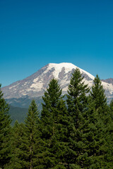 Fototapeta premium Mount Rainier on a sunny fall day