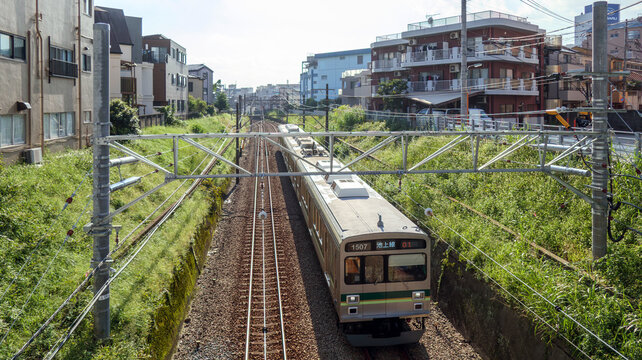切通しを走る電車
