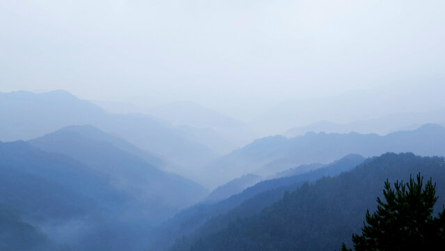 青い霞に包まれた山並みが幾重にも重なる風景