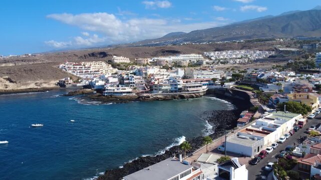 Vista a&eacute;rea del pueblo pesquero de La Caleta con casas blancas sobre rocas volc&aacute;nicas y peque&ntilde;os barcos en la bah&iacute;a, Costa Adeje, Tenerife, Islas Canarias