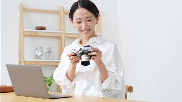 デジタルカメラを使う女性。写真、動画、編集、撮影、カメラマン、カメラ女子、現像、スタジオ、趣味、副業