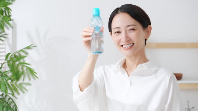 ラムネを飲む女性。夏、お祭り、飲み物、炭酸飲料、清涼飲料、清涼感、レトロ、瓶、カジュアル、ミドル