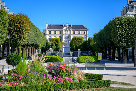Place royale de PAu, avec la mairie et la statue d'henri 4