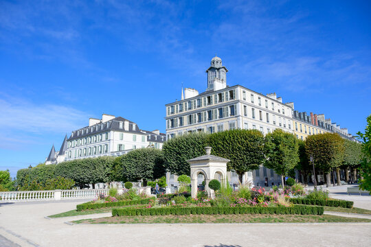 Place royale de Pau, avec la fontaine de Vigny, des b&acirc;tiements historiques sur le boulevard des Pyr&eacute;n&eacute;es