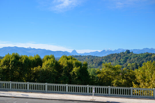 La cha&icirc;ne de Pyr&eacute;n&eacute;es depuis le boulevard des Pyr&eacute;n&eacute;es &agrave; Pau