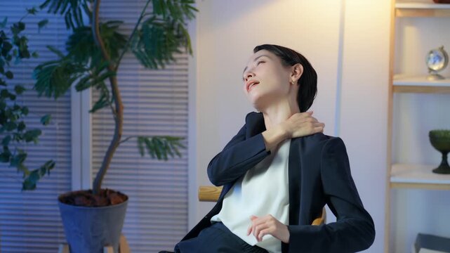 肩こりを感じるミドル女性。疲労、疲れ、仕事、ストレス、悩み、四十肩、残業、夜、しんどい、会社員