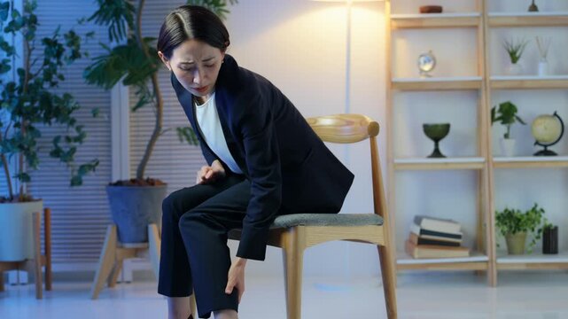 足をマッサージする女性。フットケア、疲労、攣る、足首、ふくらはぎ、疲れ、痛み、筋肉痛、こむら返り