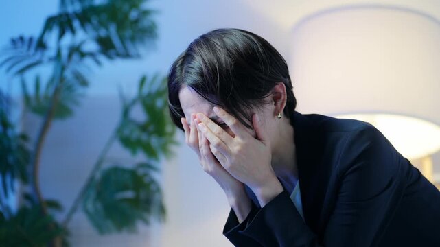 落ち込む女性ビジネスパーソン。ストレス、悩み、心配、不安、トラブル、暗い、疲労、孤独、しんどい