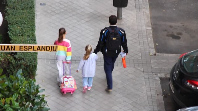 Vuelta al cole padre con ni&ntilde;os al colegio llevar a ni&ntilde;as a estudiar educaci&oacute;n y mochila infantil 