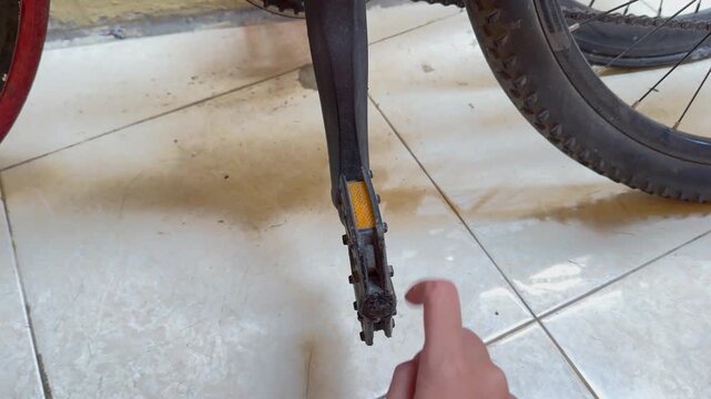 Video of turning and pedaling a bicycle pedal during a ride.