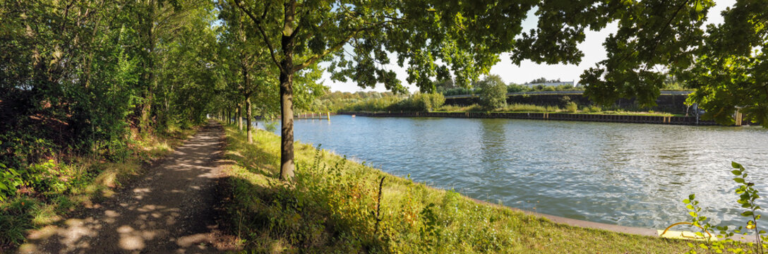 Weg am Rhein-Herne-Kanal zwischen Bottrop und Oberhausen