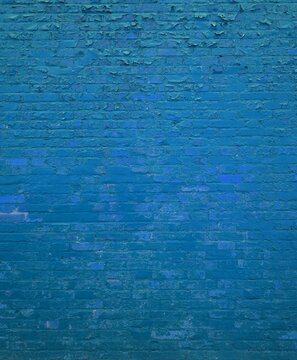Blaue Backsteinwand hochkant