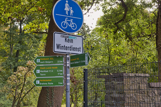 Verkehrsschilder f&uuml;r Rad- und Fu&szlig;weg mit Zusatzschild Kein Winterdienst sowie gr&uuml;nen Wegweisern im Wald &ndash; Dahlener Heide, Dahlen, Landkreis Nordsachsen, Sachsen, Deutschland