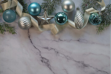Fototapeta premium マーブル背景の水色クリスマスデザイン