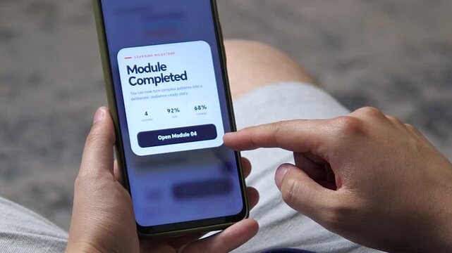 Person completes an online learning module on a smartphone, highlighting mobile education, skill development and the growing shift toward flexible digital learning.