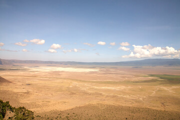 Weite trockene Kraterebene des Ngorongoro mit Bergrücken © Jane Be. The Picture