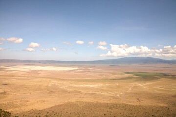 Trockene Kraterebene mit grünen Flächen im Ngorongoro-Krater © Jane Be. The Picture
