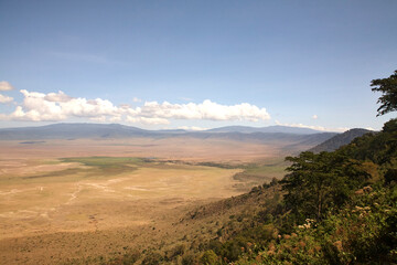 Bewaldeter Kraterrand über der trockenen Ebene des Ngorongoro © Jane Be. The Picture