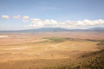 Weite trockene Ebene im Ngorongoro-Krater mit Bergrücken © Jane Be. The Picture