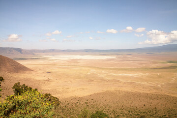 Weite trockene Kraterebene des Ngorongoro mit Bergrücken © Jane Be. The Picture