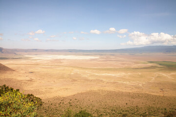 Offene trockene Ebene im Ngorongoro-Krater mit Bergkulisse © Jane Be. The Picture